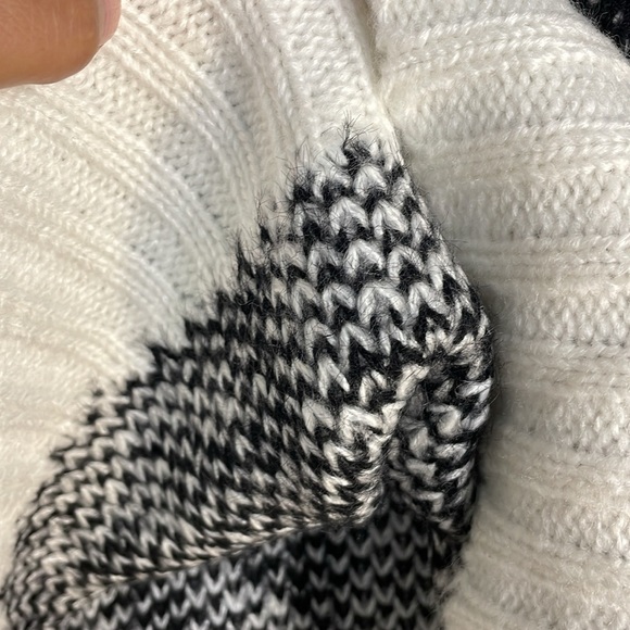 NWT. JOHN + JENN Rickey Houndstooth Crew Neck Sweater. Large - Picture 10 of 10
